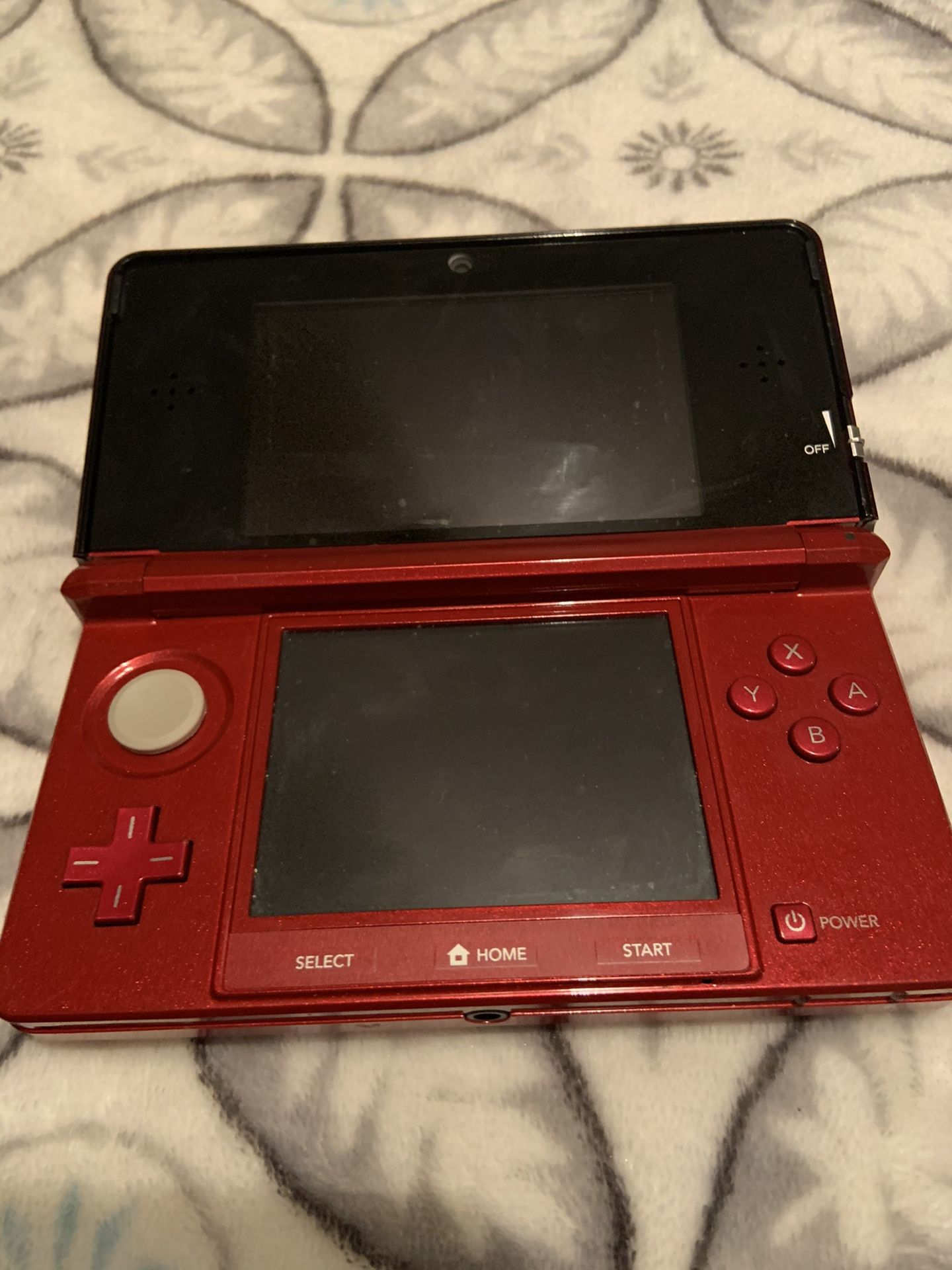 Red Nintendo 3Ds used but in great condition