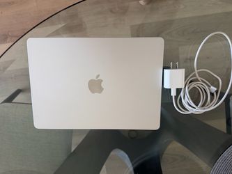 MacBook Air M2 13.6" - 256GB - 8GB RAM - Excellent Condition