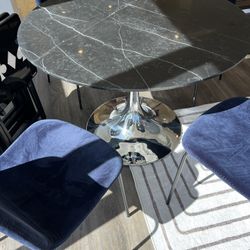 Tulip Round Pedestal Dining Table (42" Willam Sonoma And Chairs