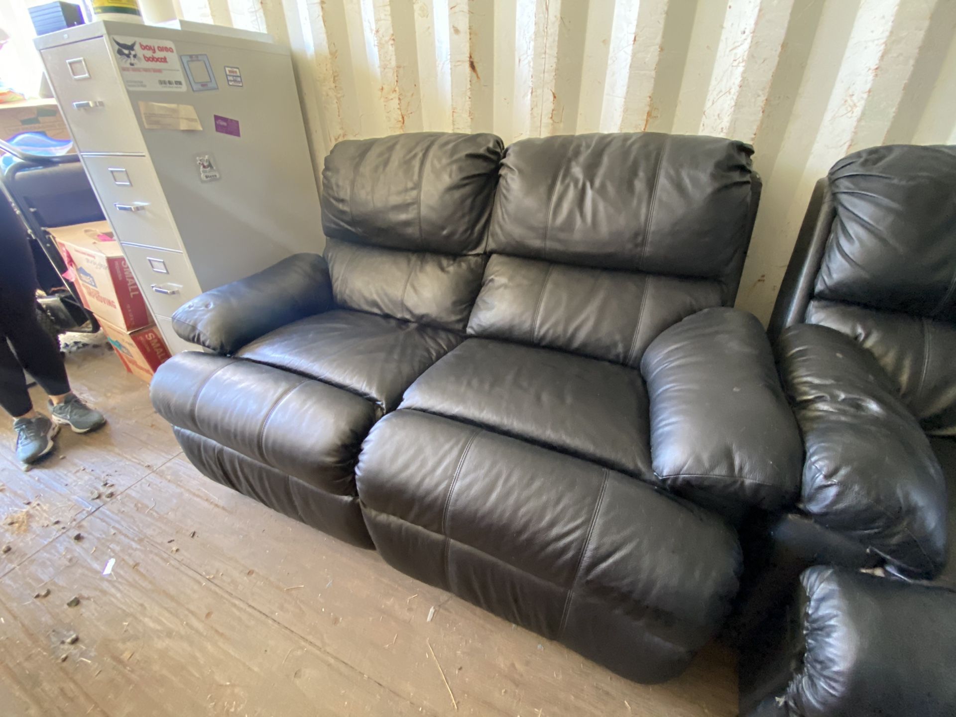 Reclining Leather Loveseat (Great conditon)