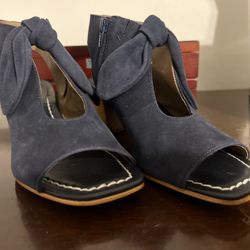 Bernardo Lizzie Sandal- size 8