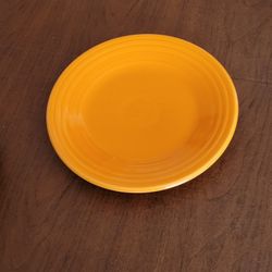 Vintage Fiesta ware Homer Laughlin Luncheon Salad Plate 9" Retired 
Orange. Perfect shape, no chips or cracks. Weight 1lb 5oz (plus shipping 
material