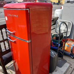 Galanz
24 in. 10 cu. ft. Retro Top Freezer Refrigerator, Hot Rod Red, Frost Free, Energy Star