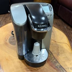 Keurig B70 Platinum Single Serve Coffee Maker • Works Great, Cracked Reservoir