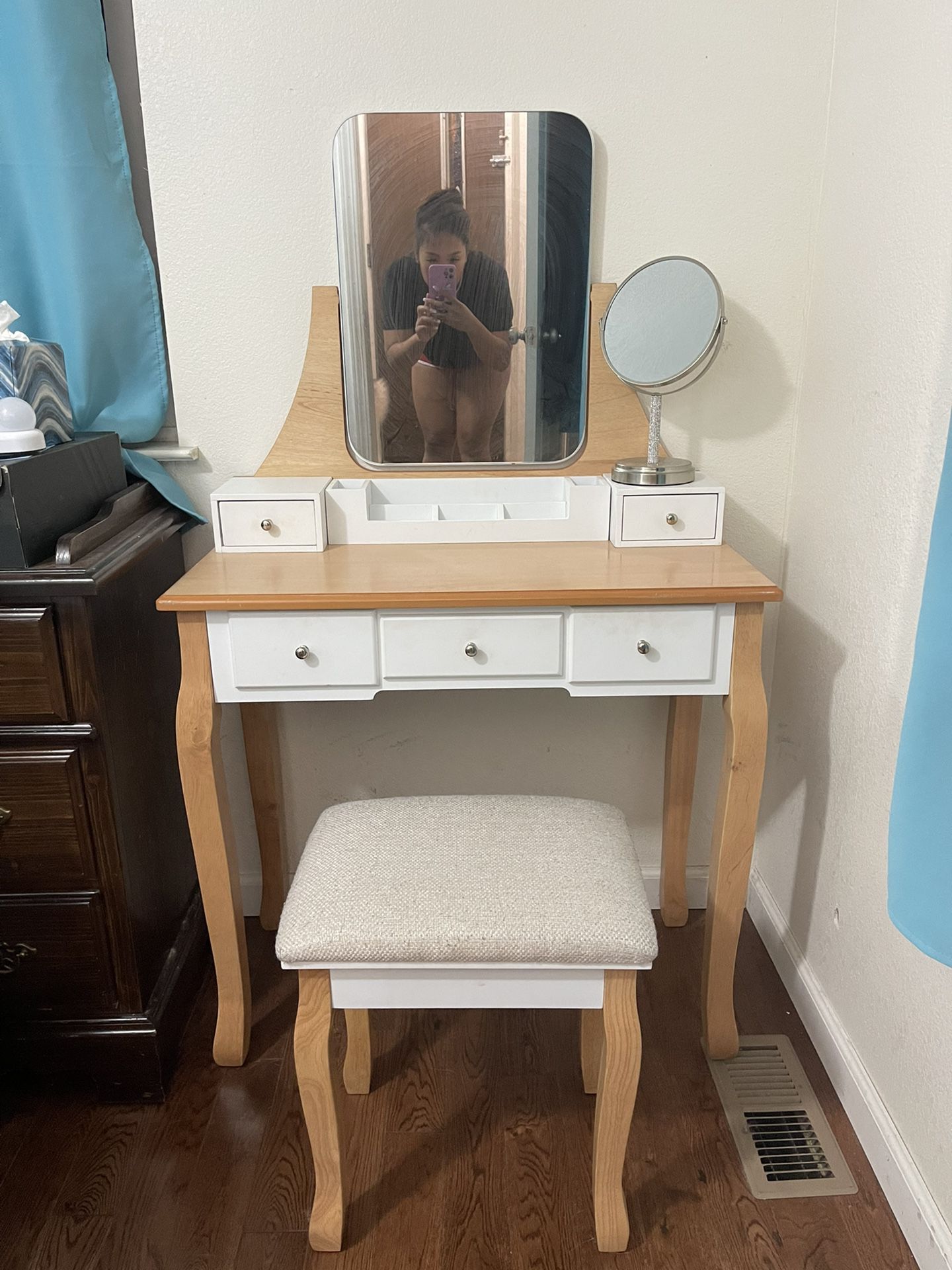 Vanity/Make-up Table with Chair & Extra Icy Mirror
