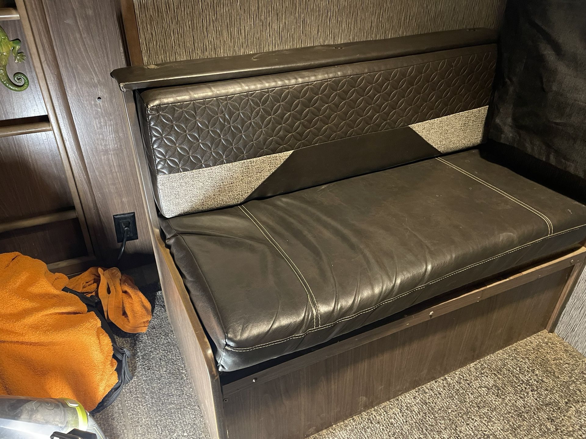 Photo RV Booth Dinette With Storage