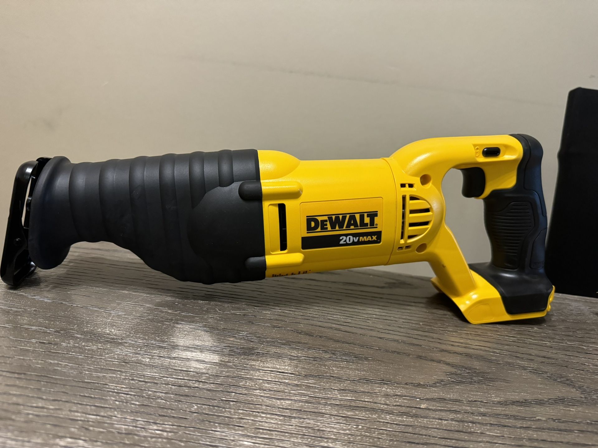 NEW DEWALT 20v Reciprocating Saw