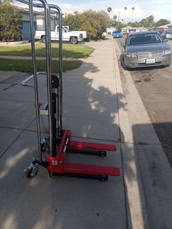 Dayton compact manual hydraulic hand stacker
