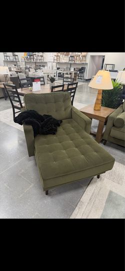 The Reveon Lakes chaise by Ashley Furniture