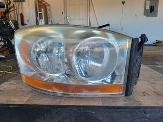 2006 Dodge Megacab 2500 Headlights