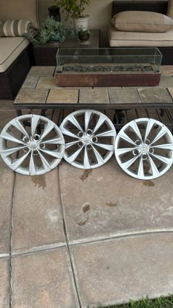 2015 Toyota Camry hubcaps 16”
