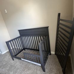 Autumn 4-in-1 Convertible Gray Crib (Davinci)
