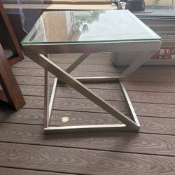Free / Gratis Side End Table 