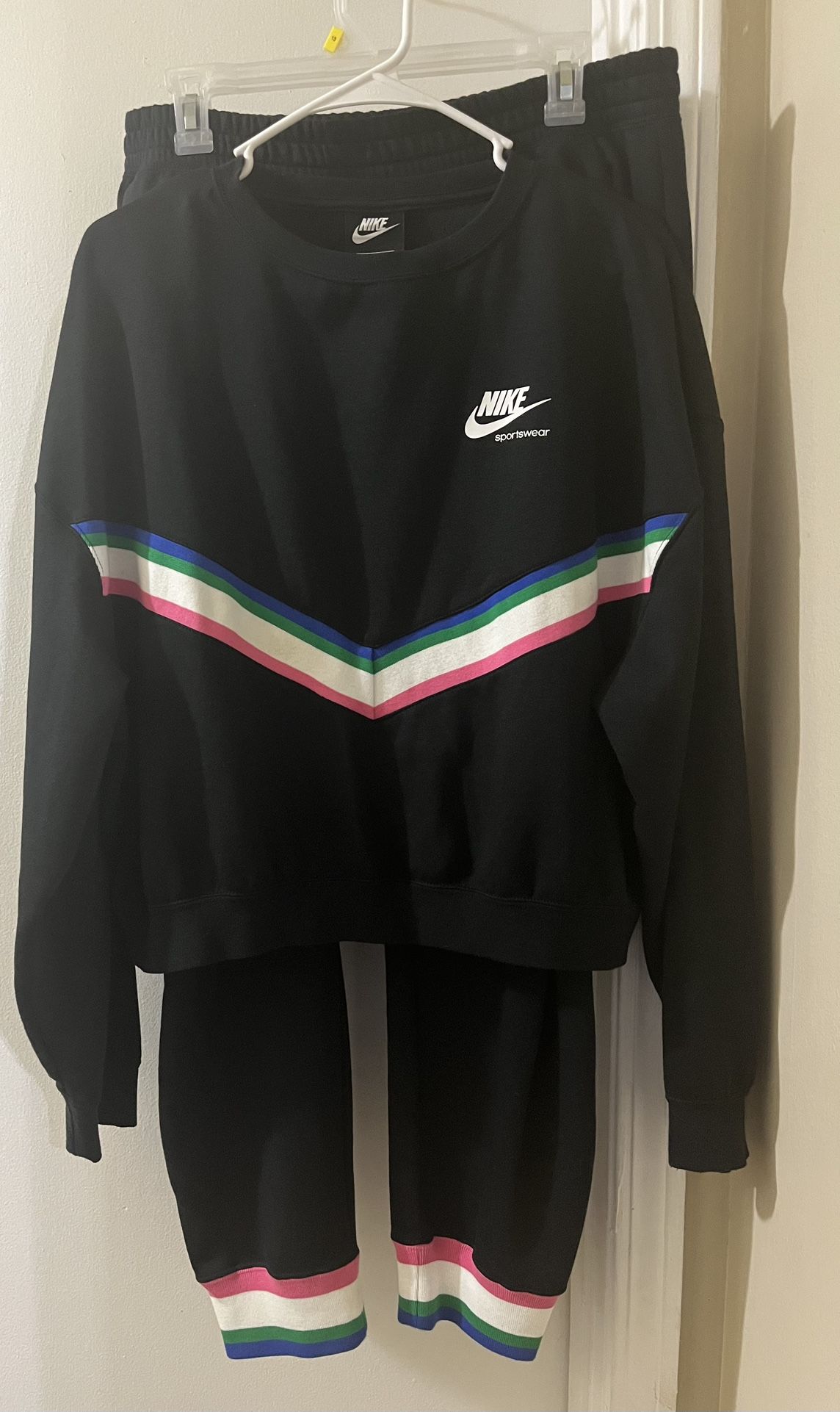 Woman’s NIKE “Cropped” Set (large)