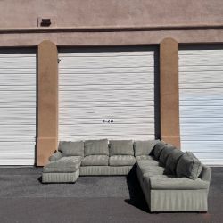 Robin Stuckey Sectional Couch With Free Delivery 🚚
