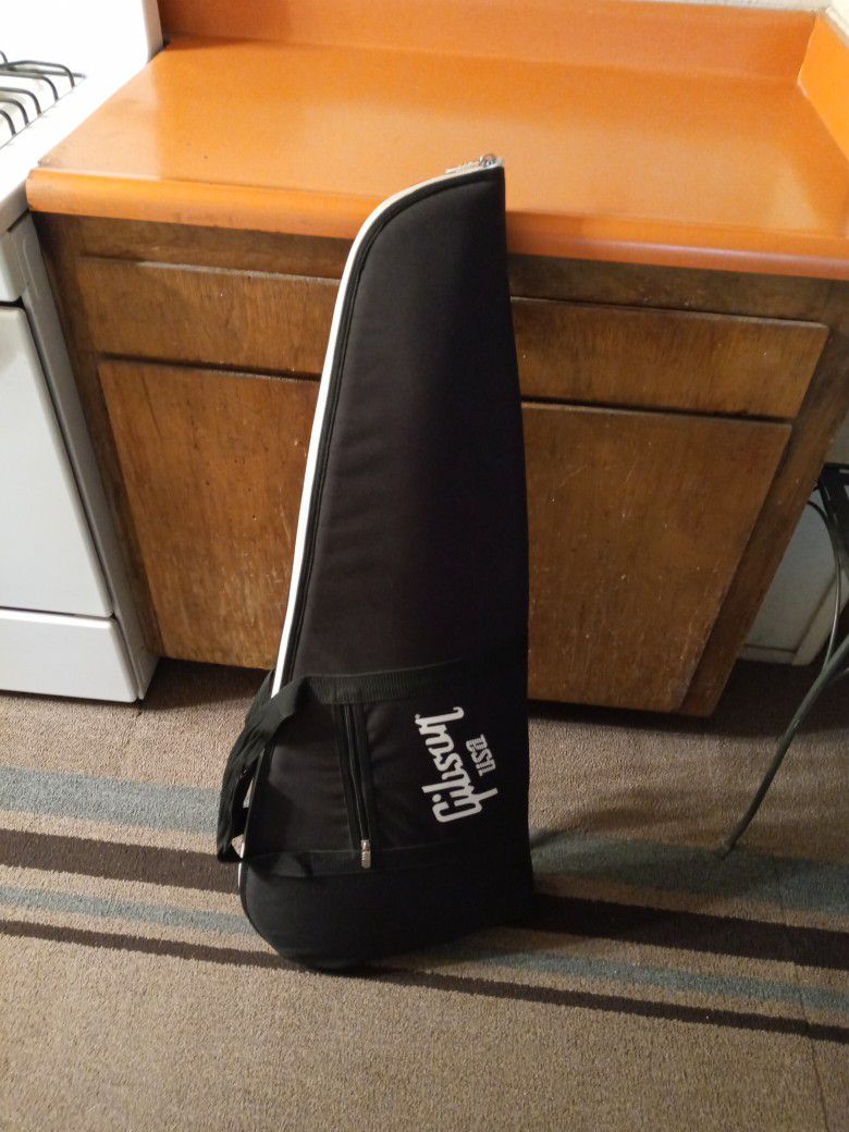 NICE GIBSON ELECTRIC GUITAR CASE. NICE INSIDE THE CASE TOO.  