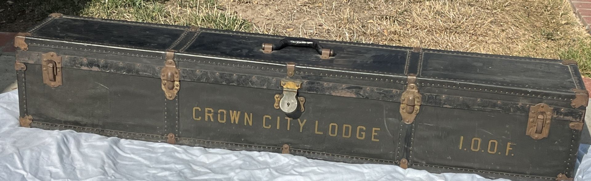 ANTIQUE CROWN CITY LODGE TRUNK STEAMPUNK INDEPENDENT ORDER OF ODD FELLOWS! Aka I.O.O.F.  VERY COOL!!
