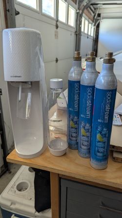 Soda Stream Sparkling Water Maker AND 3  CO2 refills!