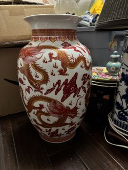 Porcelain Vase/dragon Design 