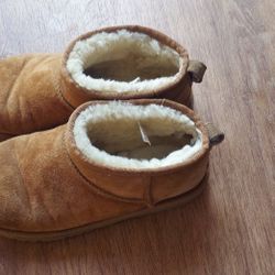 Uggs ultra mini boots. size 5. Good preowned condition!