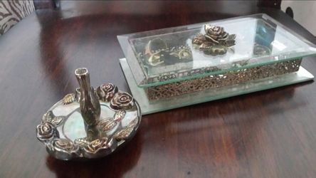 Jewelry box and ring holder