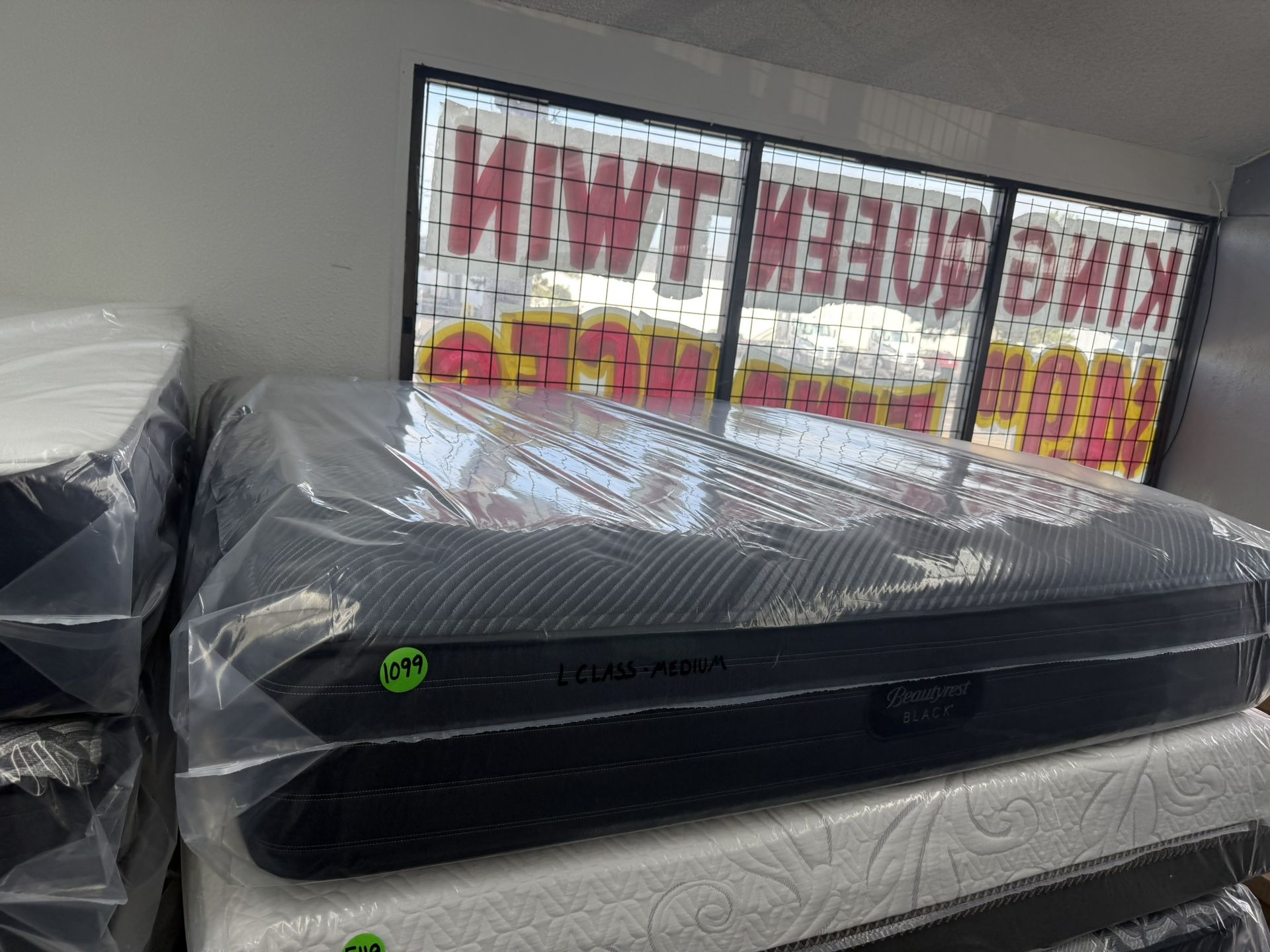 KING SIZE SIMMONS BEAUTYREST BLACK L CLASS (MEDIUM) MATTRESS & BOX SPRINGS BED SET