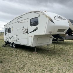 2010 cougar Fifth Wheel travel trailer camper