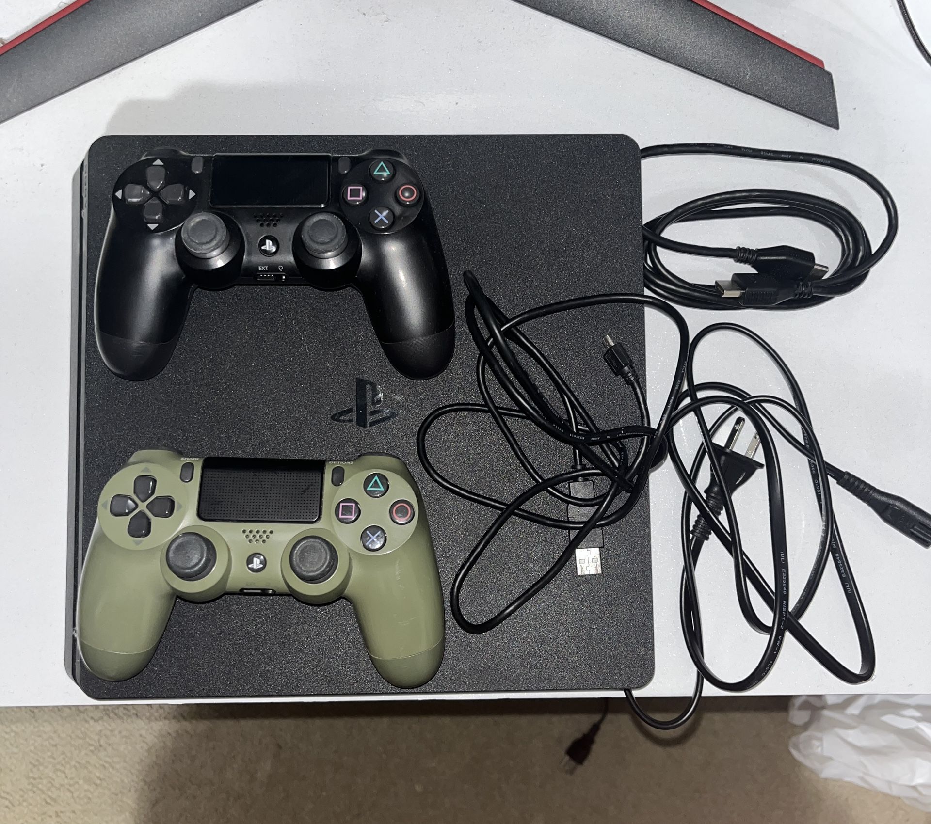 1 TB Ps4 Slim Two Controllers