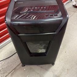 Staples 24-Sheet Cross-Cut Commercial Shredder