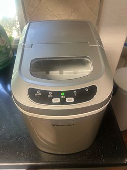 Magic Chef MCIM22SV 27-lb Portable Countertop Ice Maker in Silver