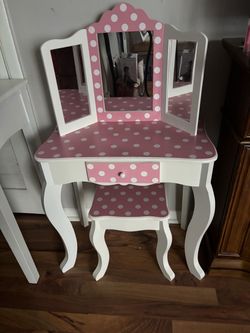 Kids vanity mirror with stool