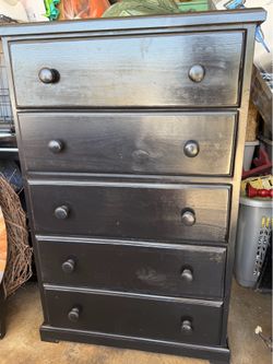 !! BRAND NEW SOLID WOOD 5 DRAWERS BLACK COLOR DRESSER.  CLEAN EXCELLENT CONDITION. BETWEEN S REAL AND WILSON RD !!