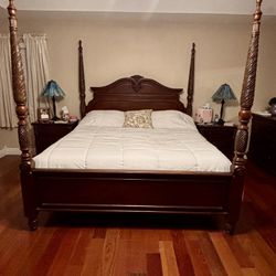 Elegant 6-Piece King Four-Poster Bedroom Set 