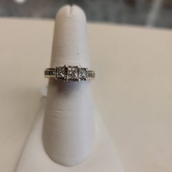 14k White Gold Rings 5 Grams Size 7 If You Are Interested Ask For Maribel Thank You 😊 