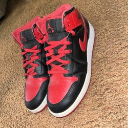 Jordan 1 Mid’s - Banned