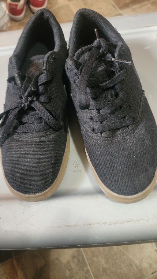 Nike SB Canvas Fashion Gym Shoes Size 5 Youth Excellent Condition Only Worn Twice