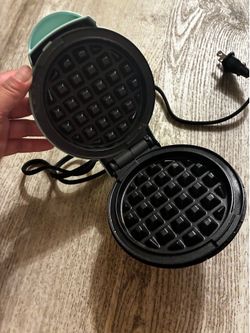 Mini waffle maker