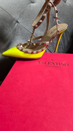 Valentino Rockstud Romanstud Yellow Neon Patent Leather Stiletto shoes size 8.5