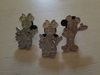 Mickey and minnie disney chaser pins