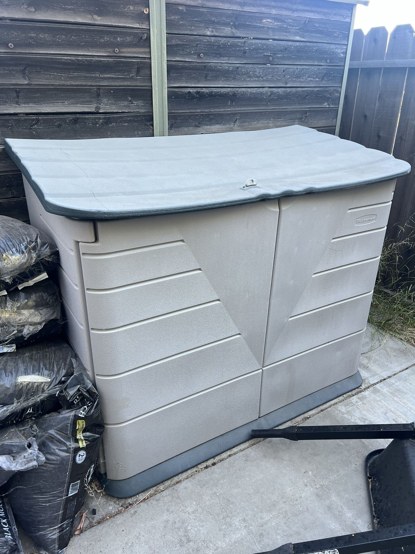 Rubbermaid Large Horizontal Resin Outdoor Storage Shed With Floor (5 x 4 Ft) Weather Resistant
