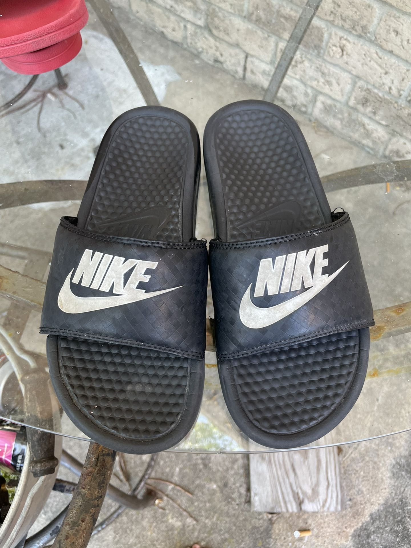 Black Nike slides￼