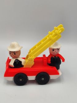 Vintage Fisher-Price Little People Fire Truck with 2 Firefighters Red Yellow -D4