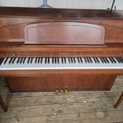 Yamaha Upright piano M450 TC