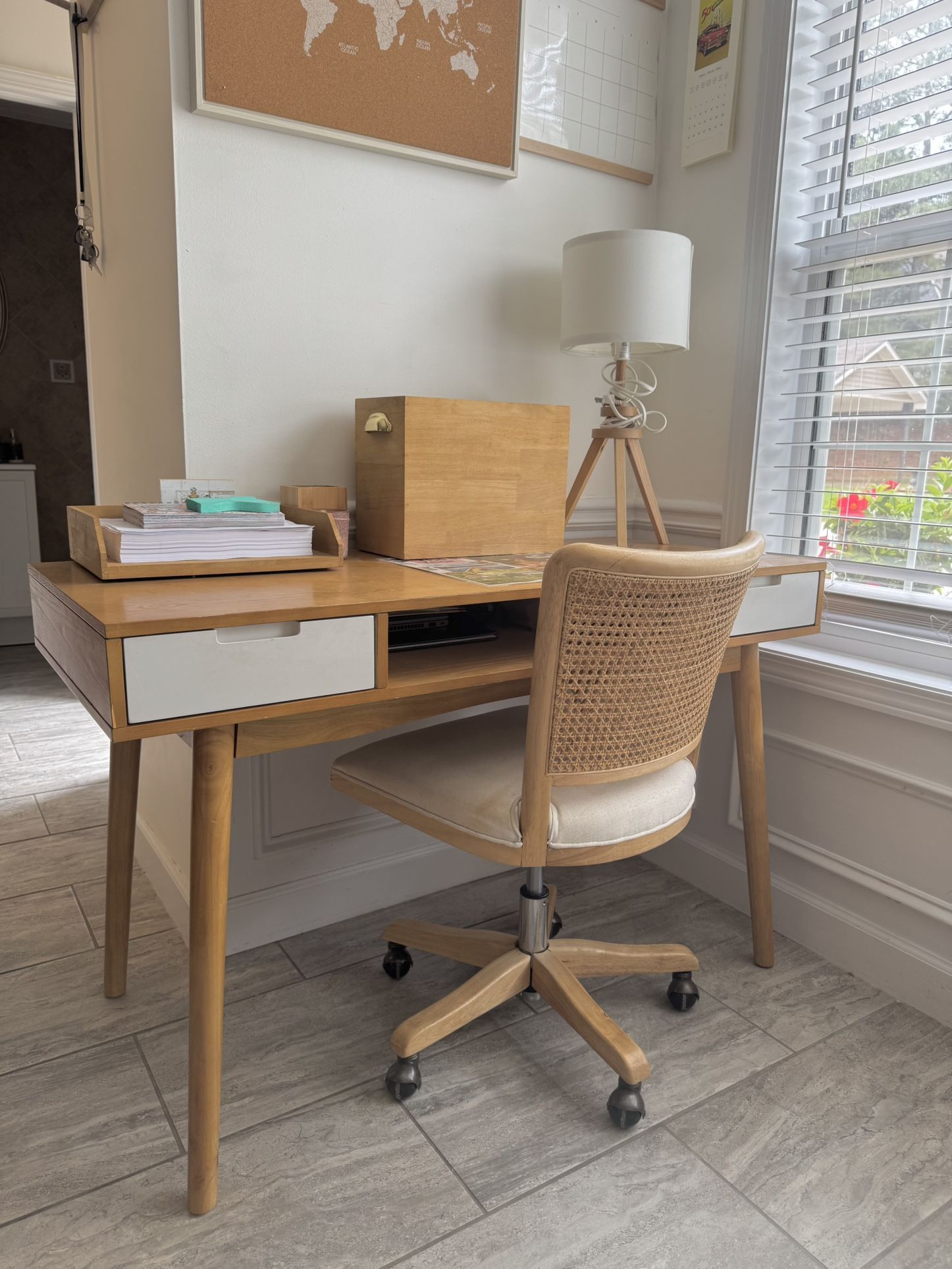 Modern Desk, Chair, and Lamp Set – Stylish & Functional