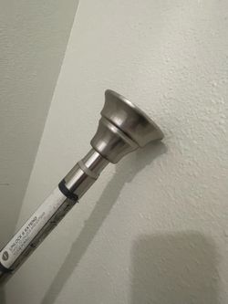 Tubo para cortina de baño con sus ganchos