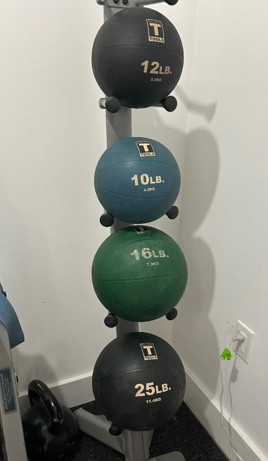 BODY  SOLID  MEDICINE  BALLS  :  25 LB. = $35  /  16 LB. = $24  /  12 LB. =  $20  /  10 LB. = $15  /  8 LB.  = $12 
(RACK  NOT AVAILABLE)
    •  DUMBB