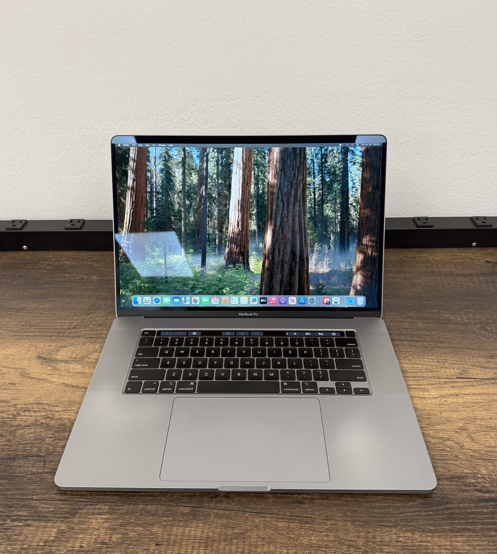16" MacBook Pro Touchbar 500GB SSD*16GB RAM*2.6Ghz Intel 6 Core i7