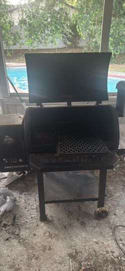 Pit Boss Wood Pellet Pro 1100-Sq. in Black Pellet Grill