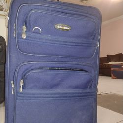 Maestro Suitcase. Large Lots Of Room 