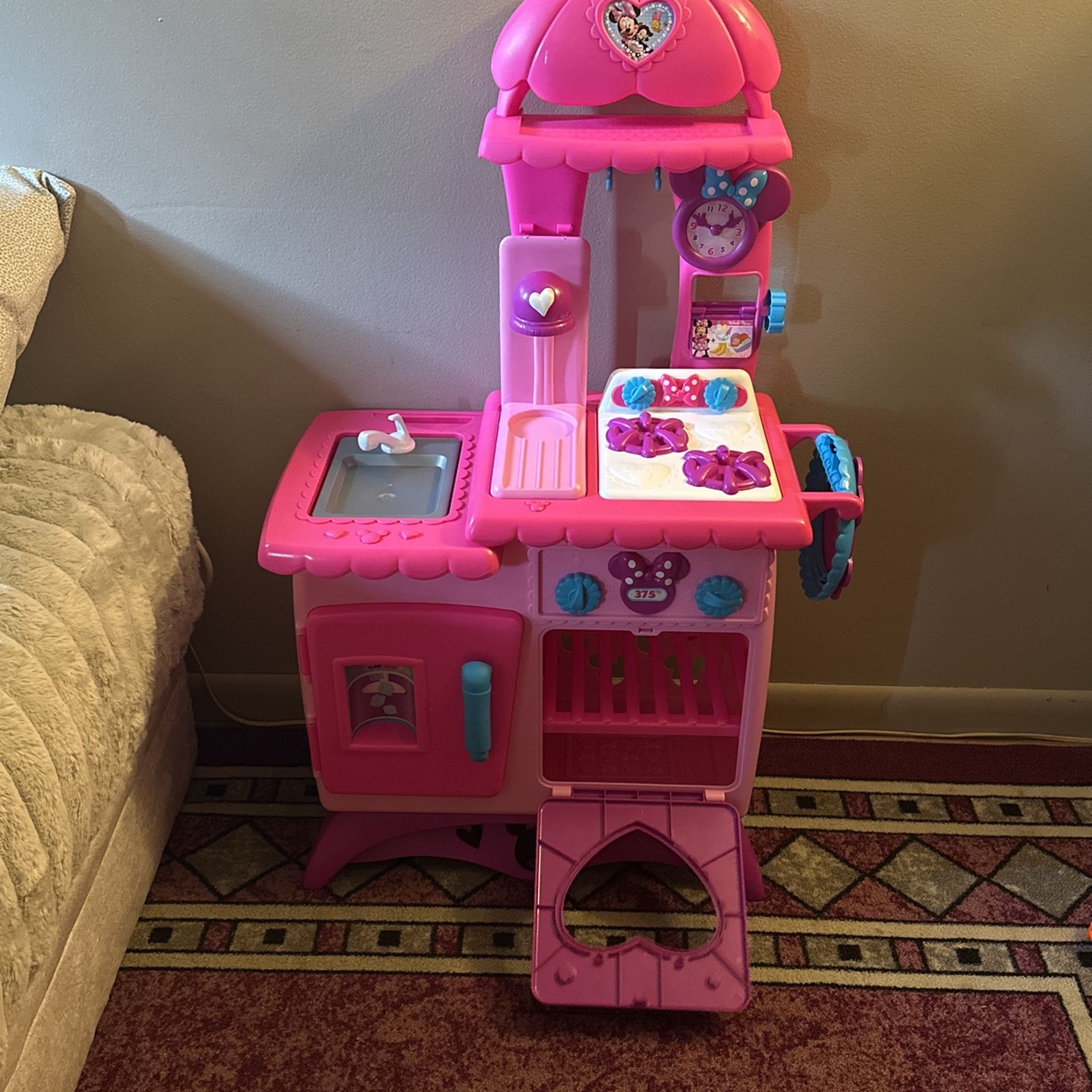 Pink Minnie Mouse kitchen